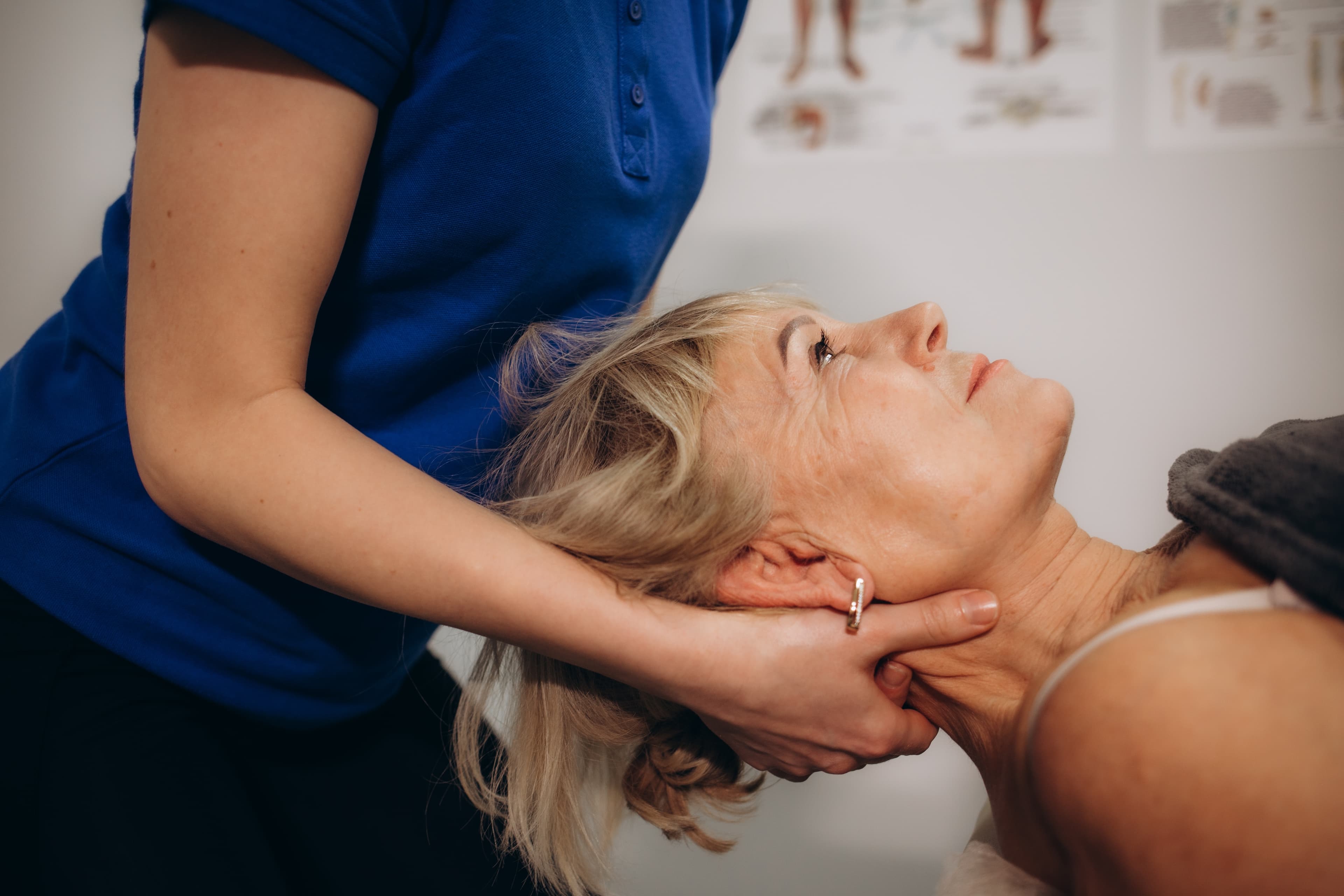 Come alleviare il dolore del torcicollo in modo efficace